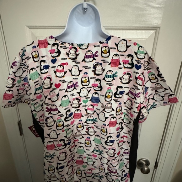 NEW DIVINE Scrubs Merry Penguins V-NECK Christmas Slimming 2X Black inserts NWT - Picture 2 of 5